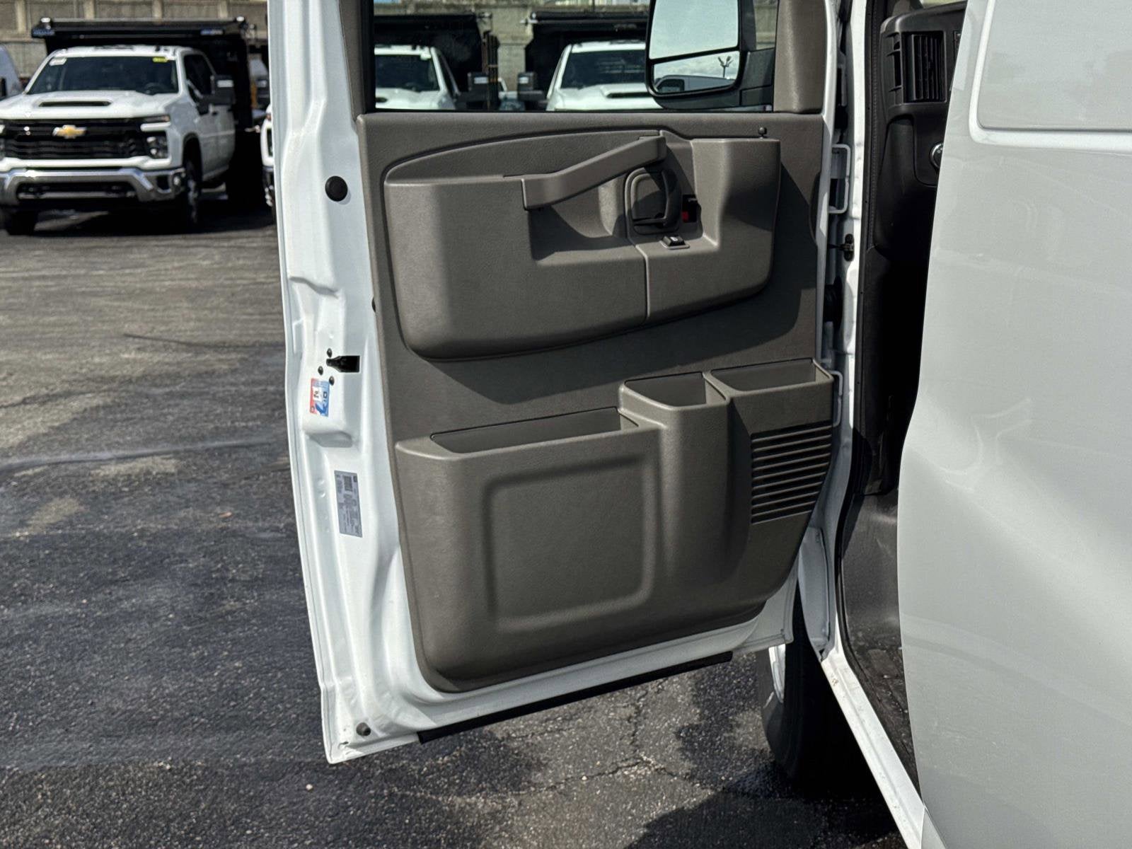 2025 Chevrolet Express Cargo WT