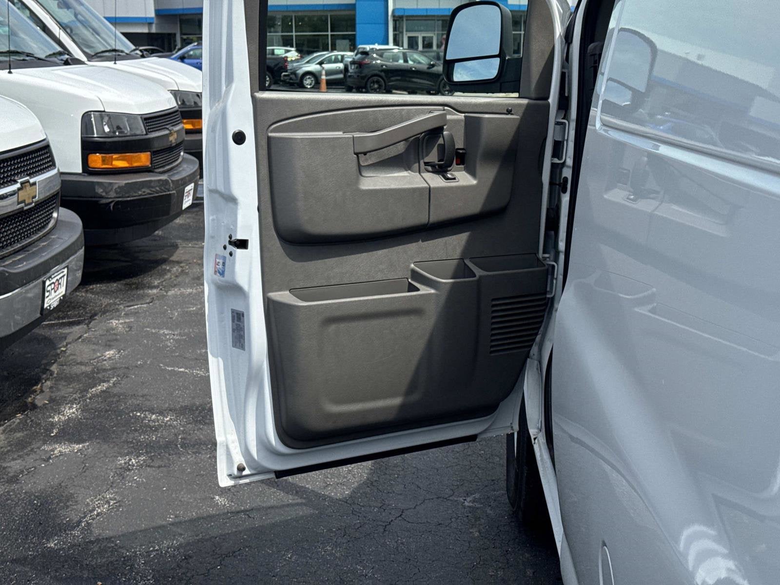 2025 Chevrolet Express Cargo WT