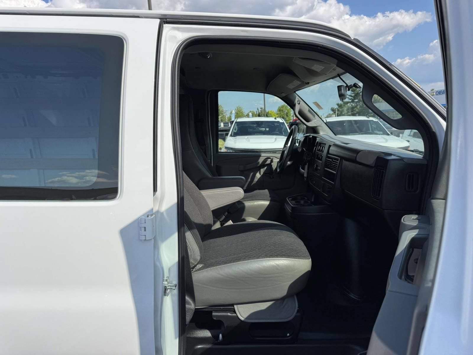2025 Chevrolet Express Cargo WT