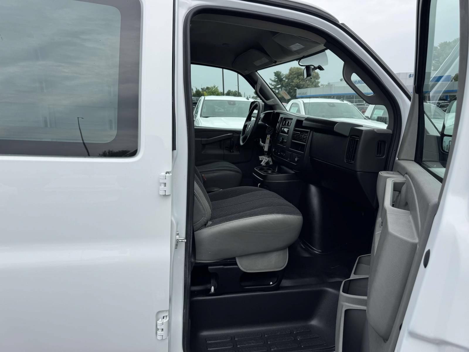 2025 Chevrolet Express Cargo WT