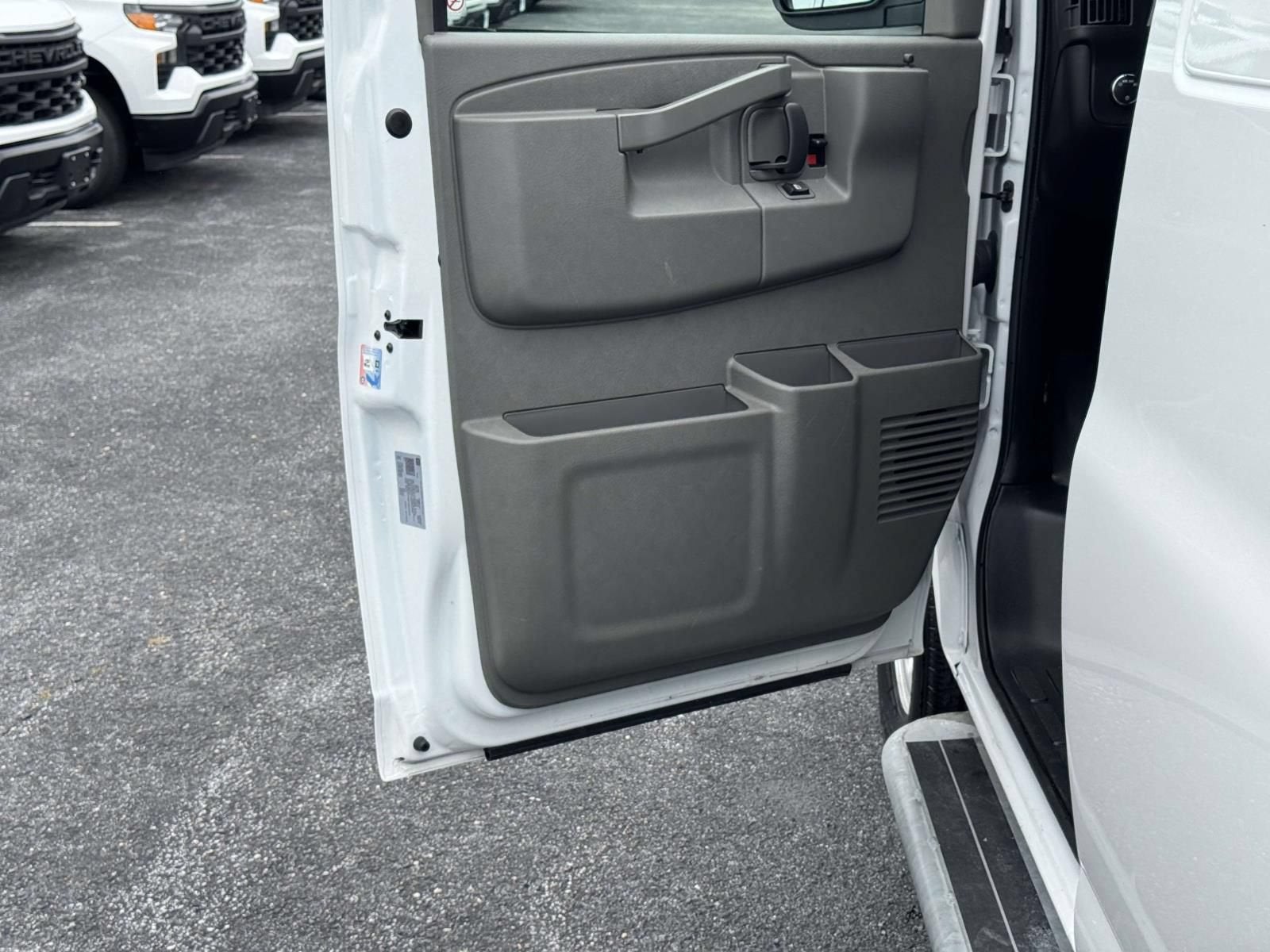 2025 Chevrolet Express Cargo WT