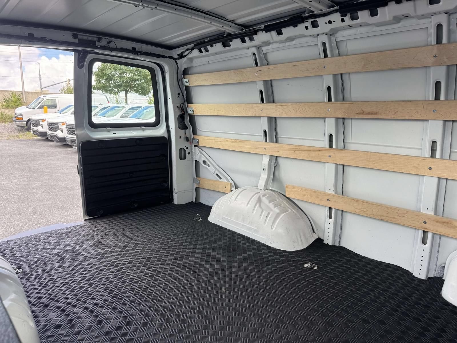2025 Chevrolet Express Cargo WT