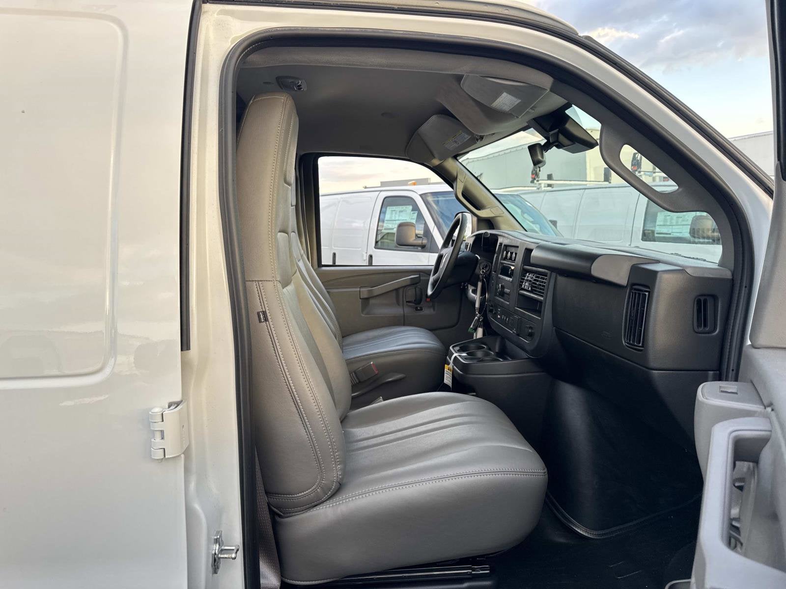 2025 Chevrolet Express Cargo WT