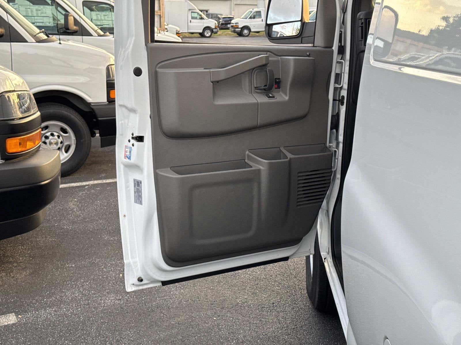 2025 Chevrolet Express Cargo WT