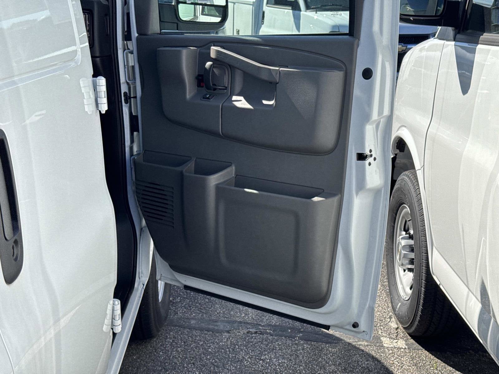 2025 Chevrolet Express Cargo WT