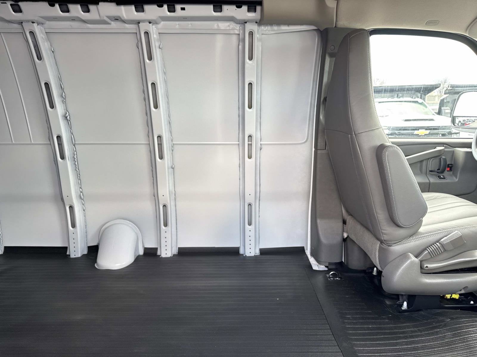 2025 Chevrolet Express Cargo WT