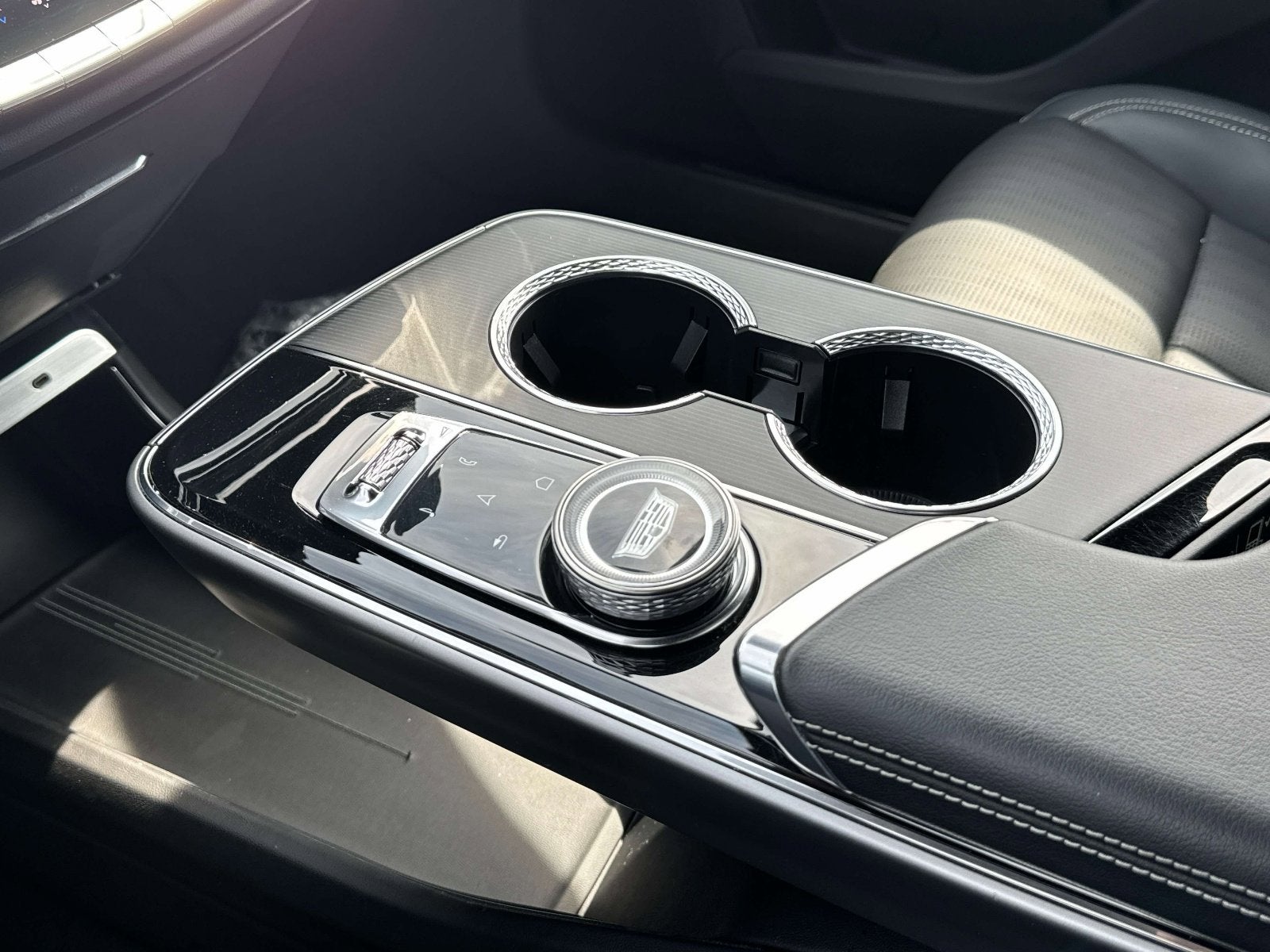 2024 Cadillac LYRIQ Luxury 1