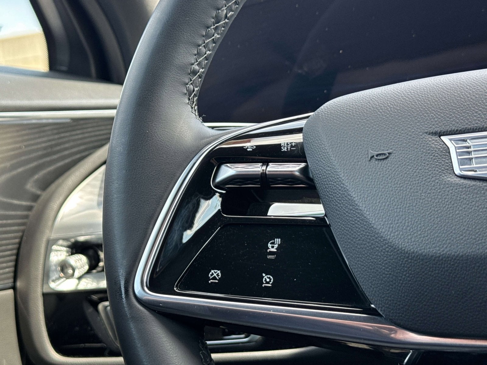 2024 Cadillac LYRIQ Luxury 1