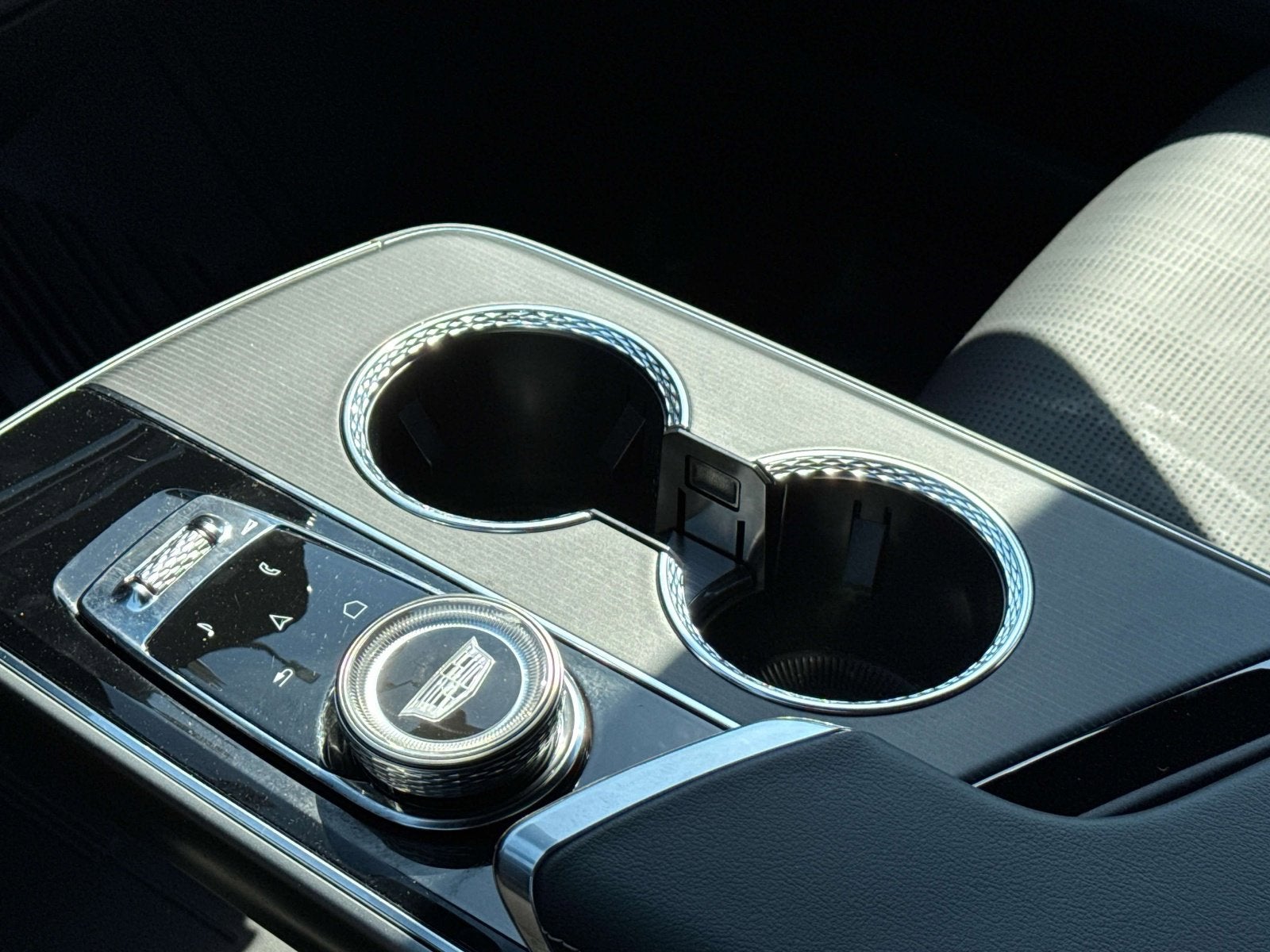 2024 Cadillac LYRIQ Luxury 1