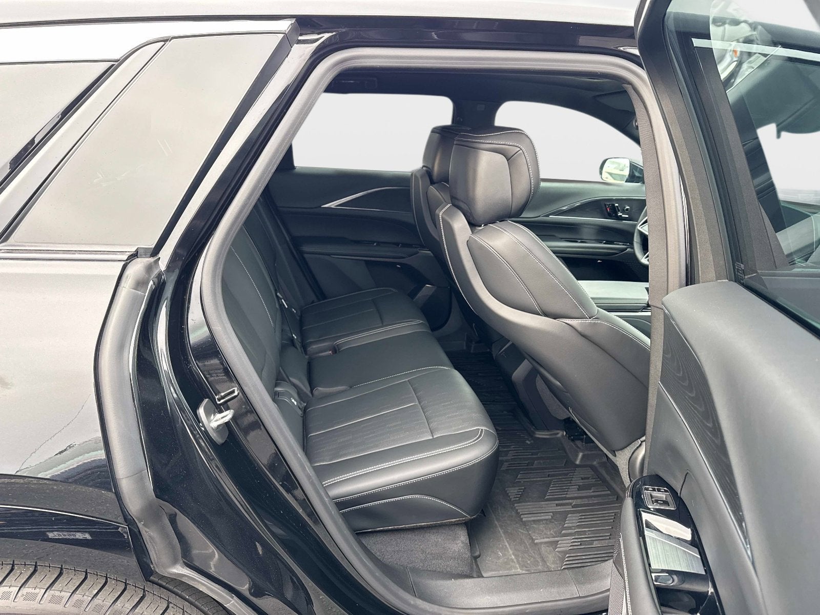 2024 Cadillac LYRIQ Luxury 1