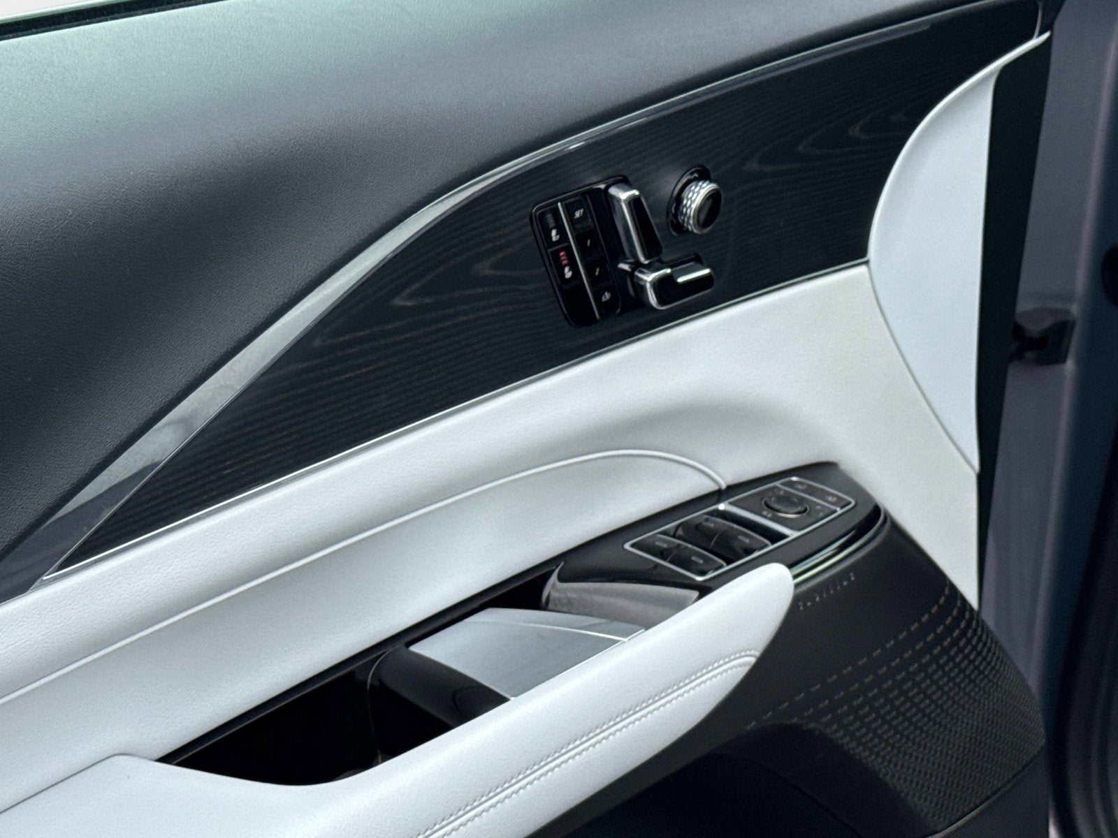 2024 Cadillac LYRIQ Luxury 1