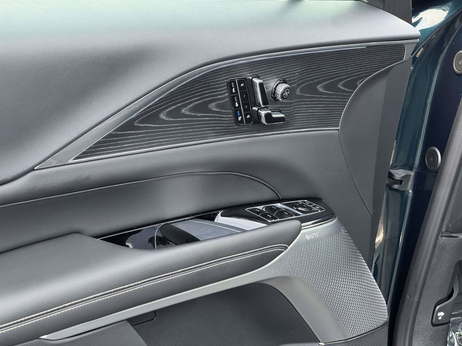 2024 Cadillac LYRIQ Luxury 2