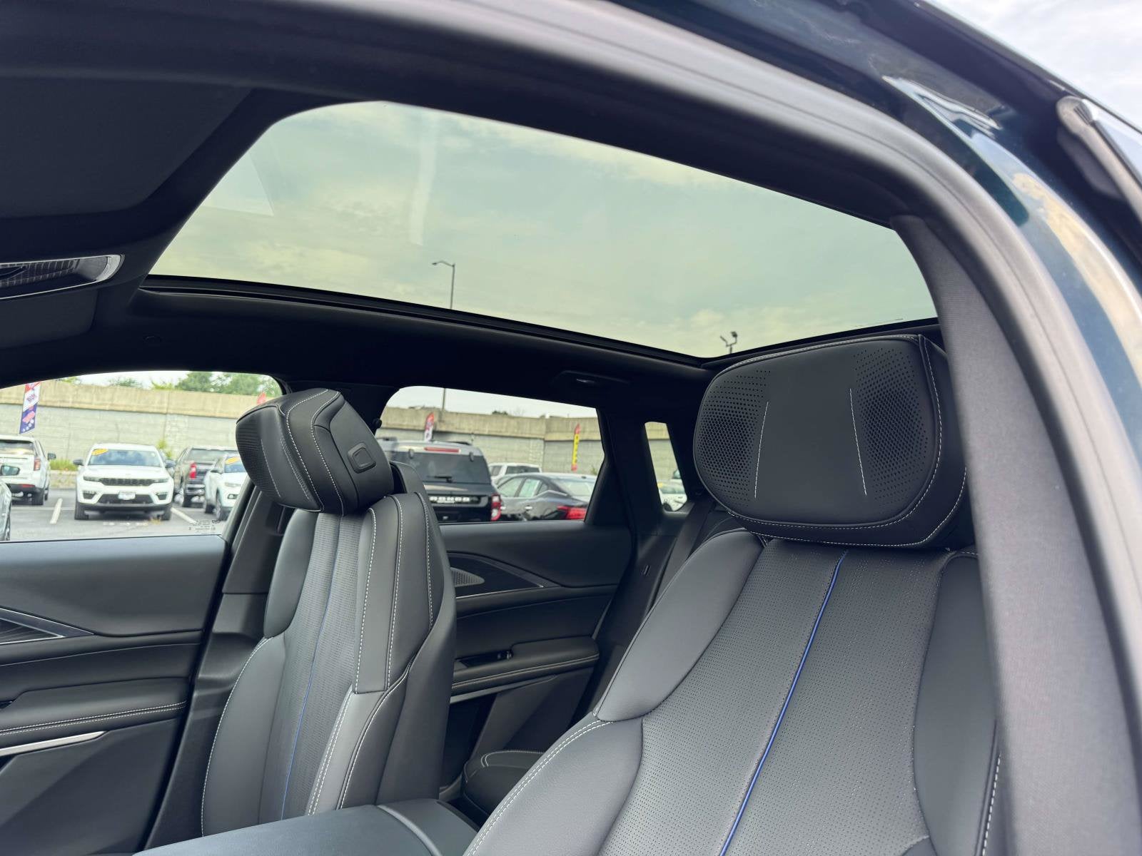 2024 Cadillac LYRIQ Luxury 2
