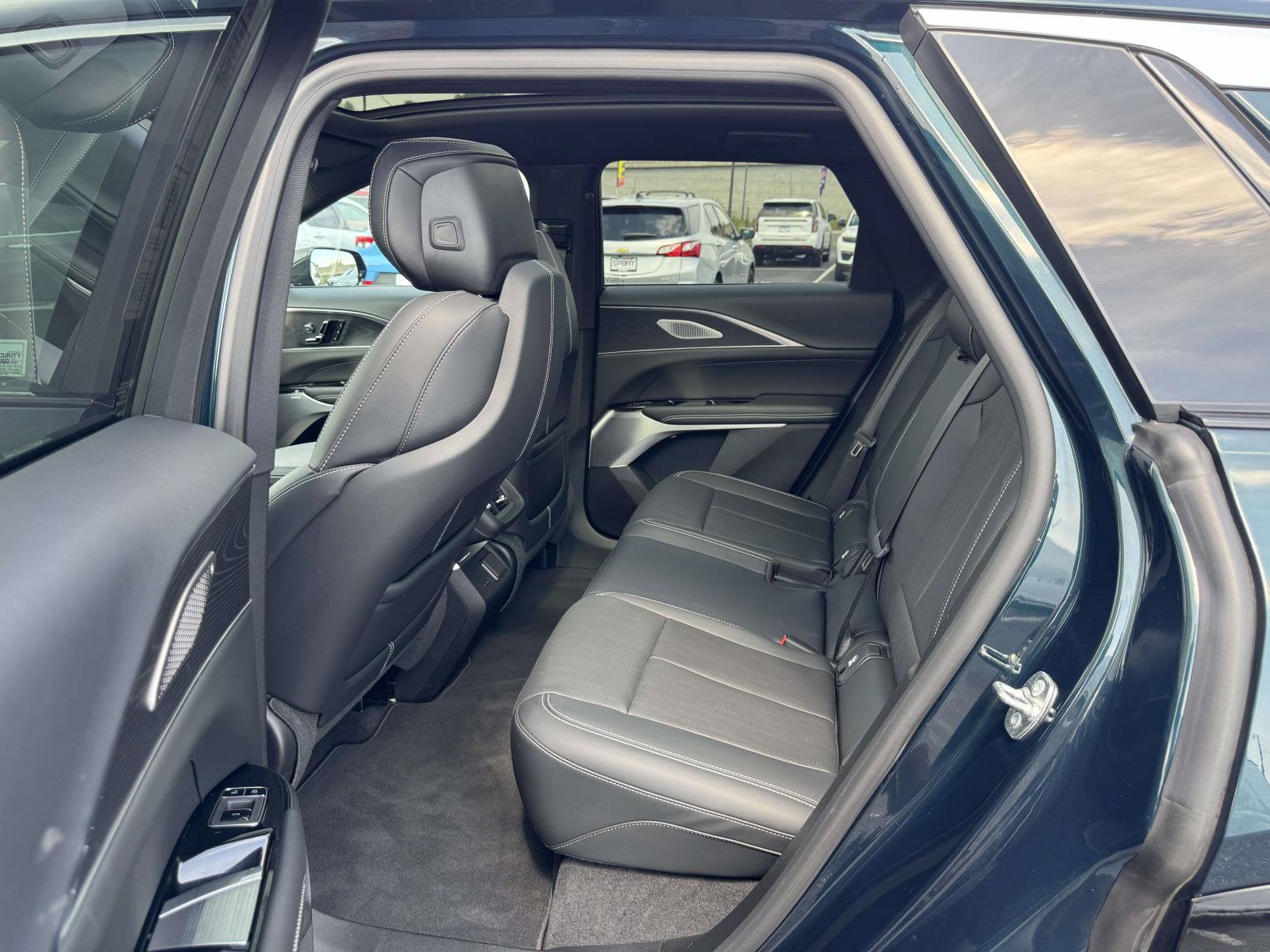 2024 Cadillac LYRIQ Luxury 2