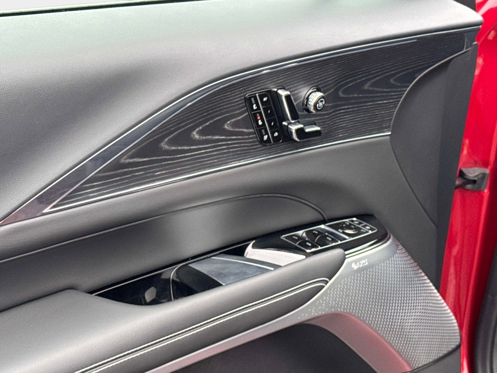 2024 Cadillac LYRIQ Luxury 3