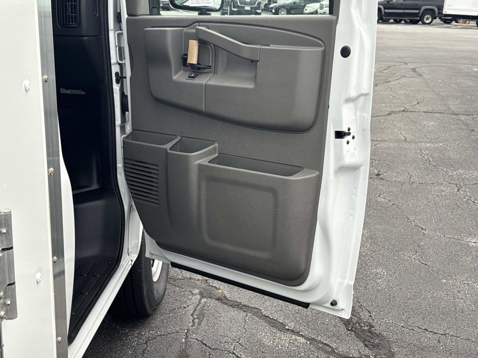 2025 Chevrolet Express Cutaway 3500 1WT