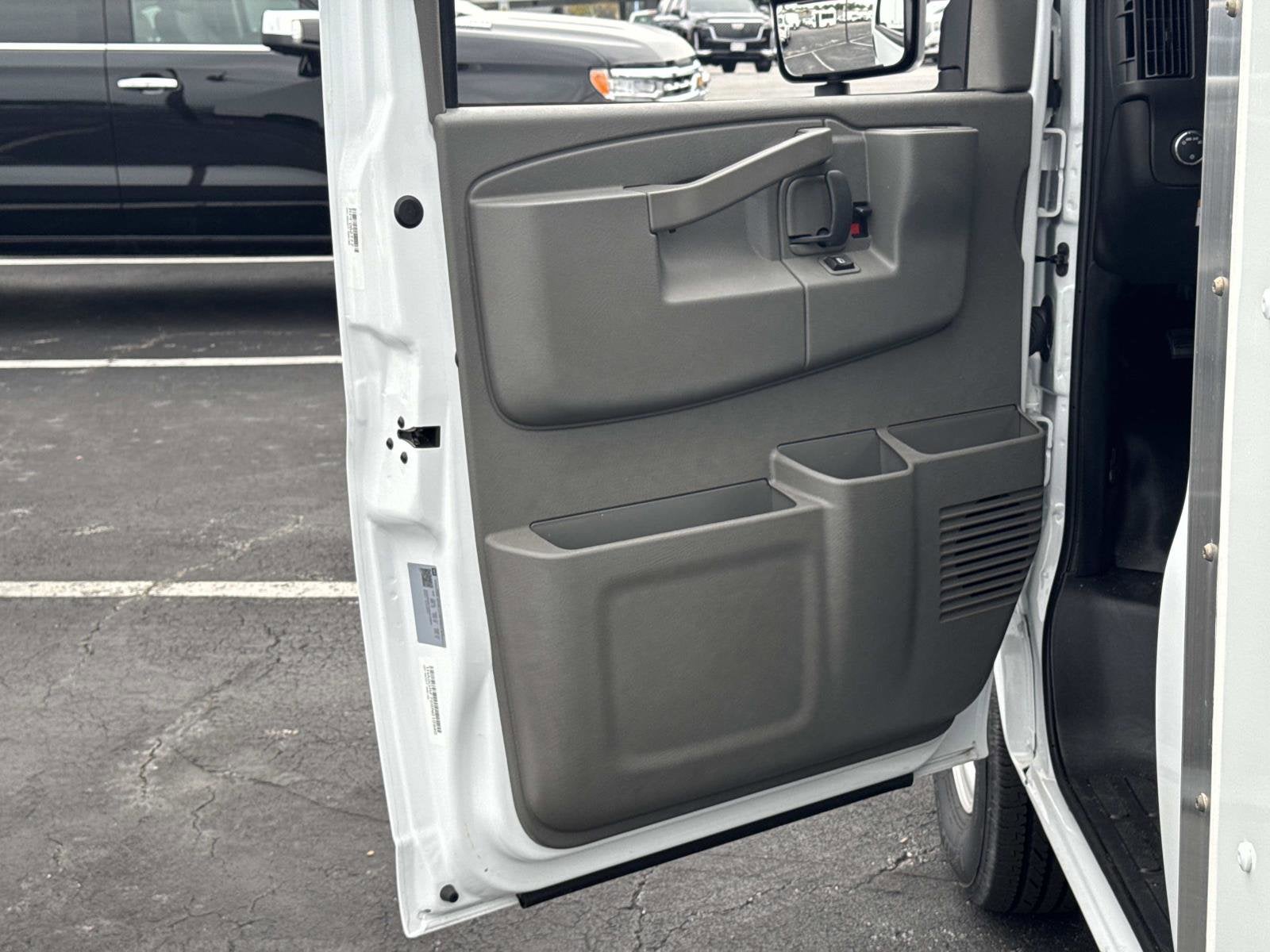 2025 Chevrolet Express Cutaway 3500 1WT