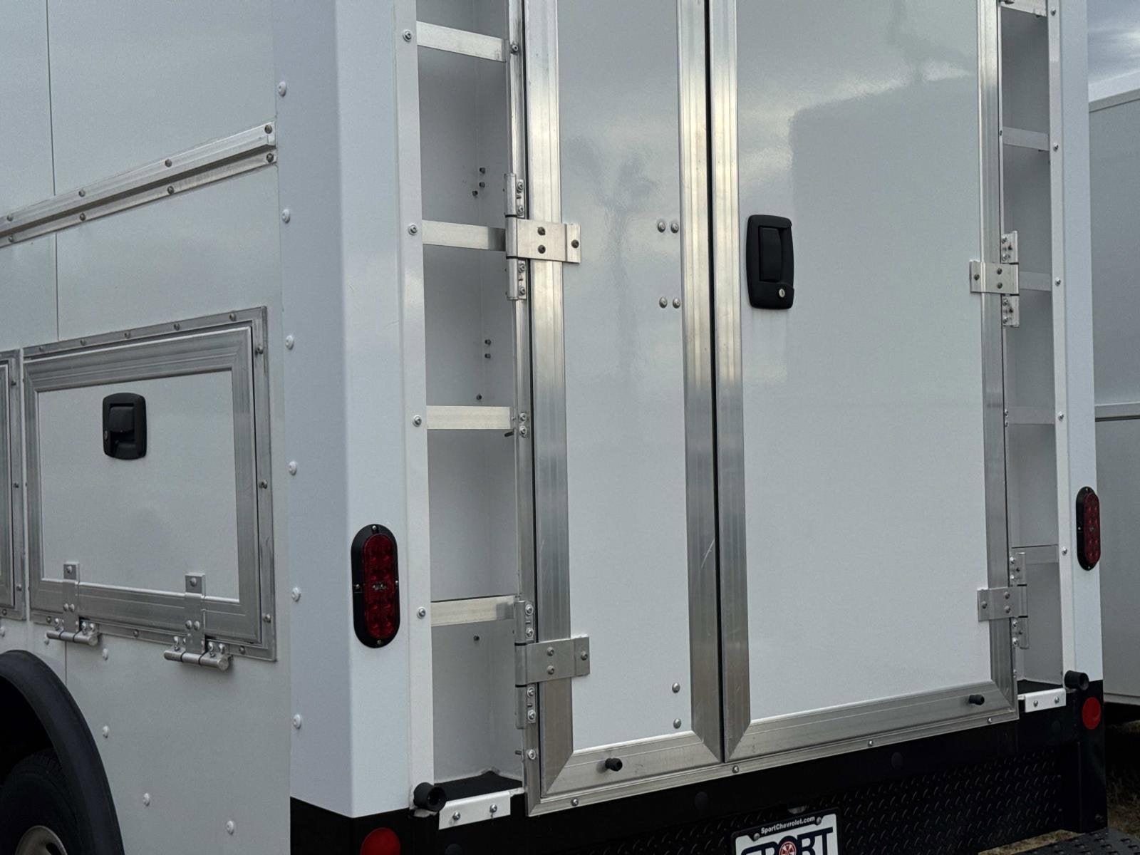 2025 Chevrolet Express Cutaway 3500 1WT