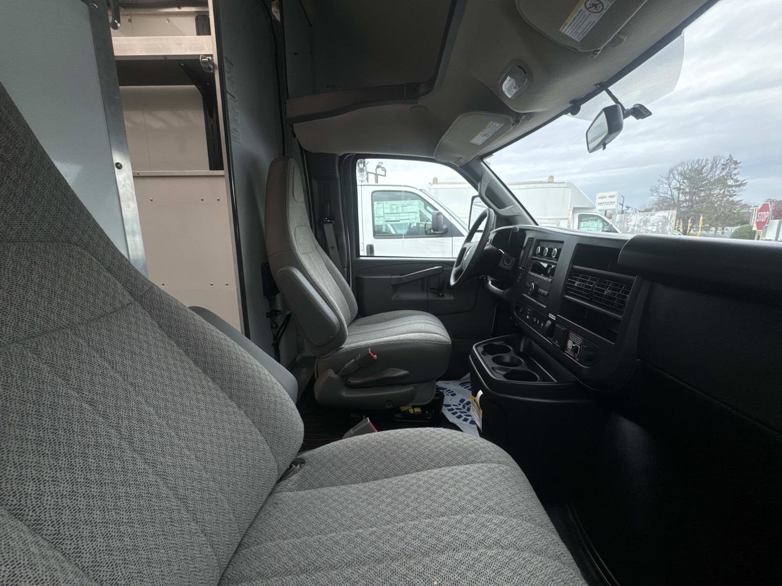 2025 Chevrolet Express Cutaway 3500 1WT