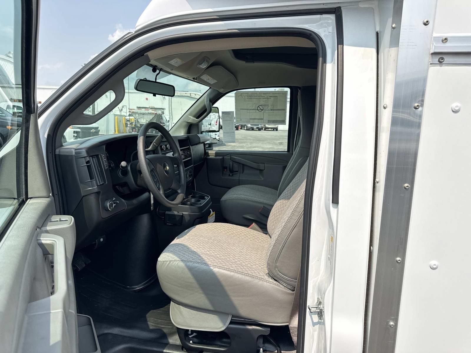 2026 Chevrolet Express Cutaway 3500 1WT