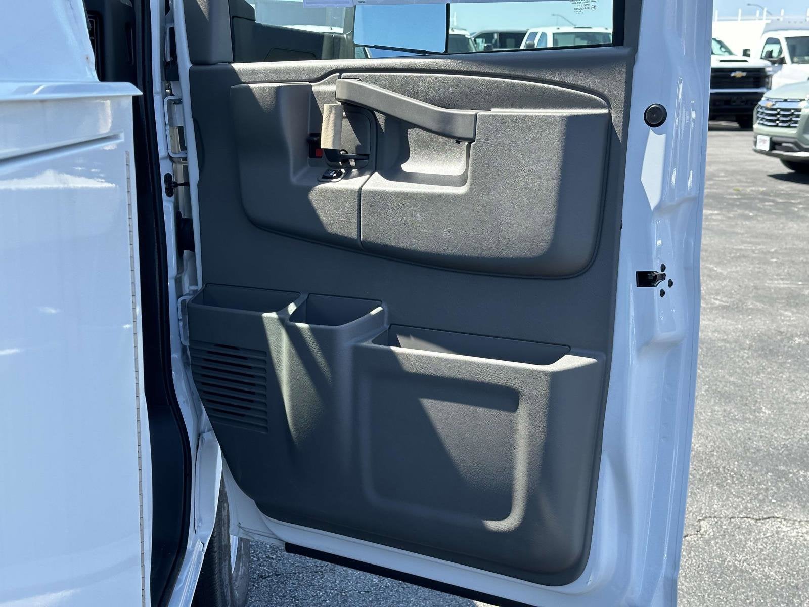 2024 Chevrolet Express Cutaway 3500 1WT