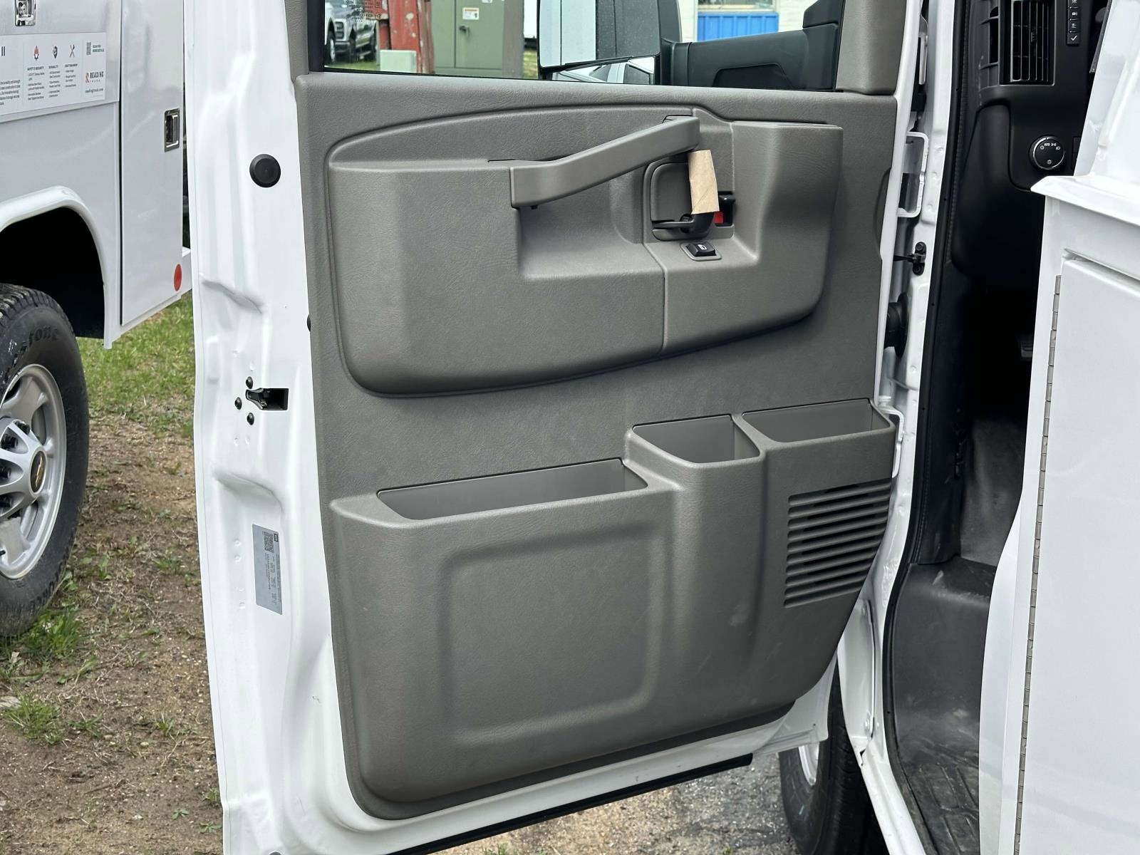 2024 Chevrolet Express Cutaway 3500 1WT