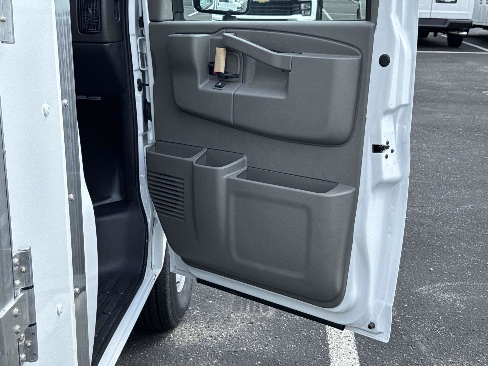 2025 Chevrolet Express Cutaway 3500 1WT