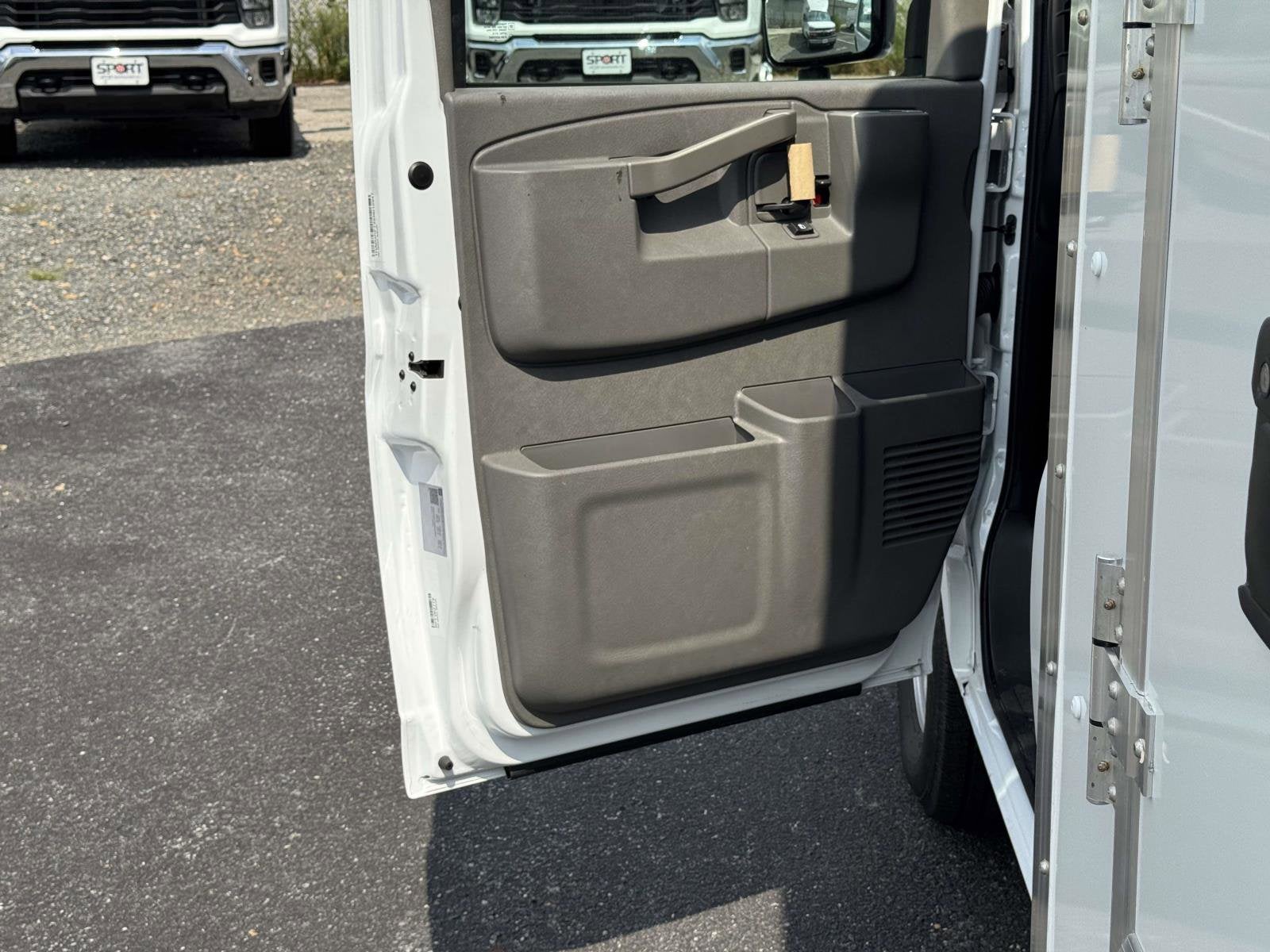 2025 Chevrolet Express Cutaway 3500 1WT