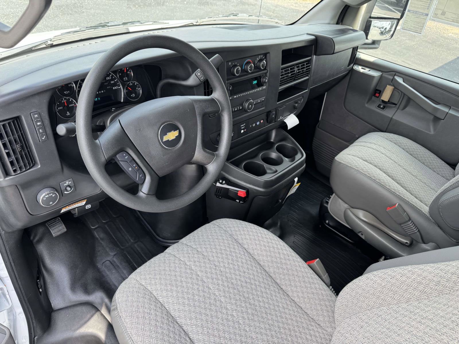 2025 Chevrolet Express Cutaway 3500 1WT