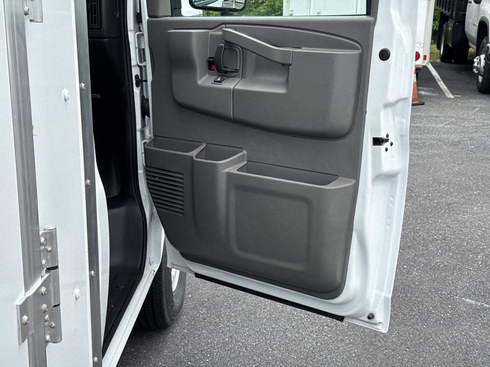 2026 Chevrolet Express Cutaway 3500 1WT