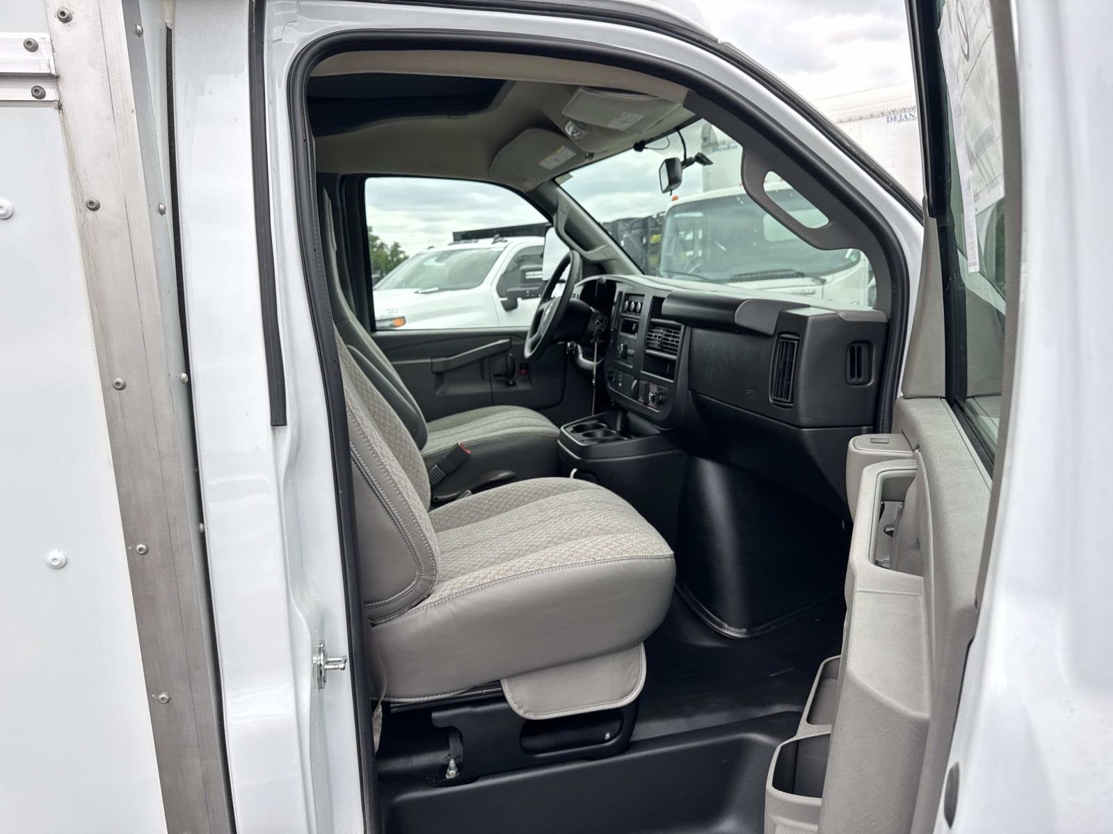 2026 Chevrolet Express Cutaway 3500 1WT