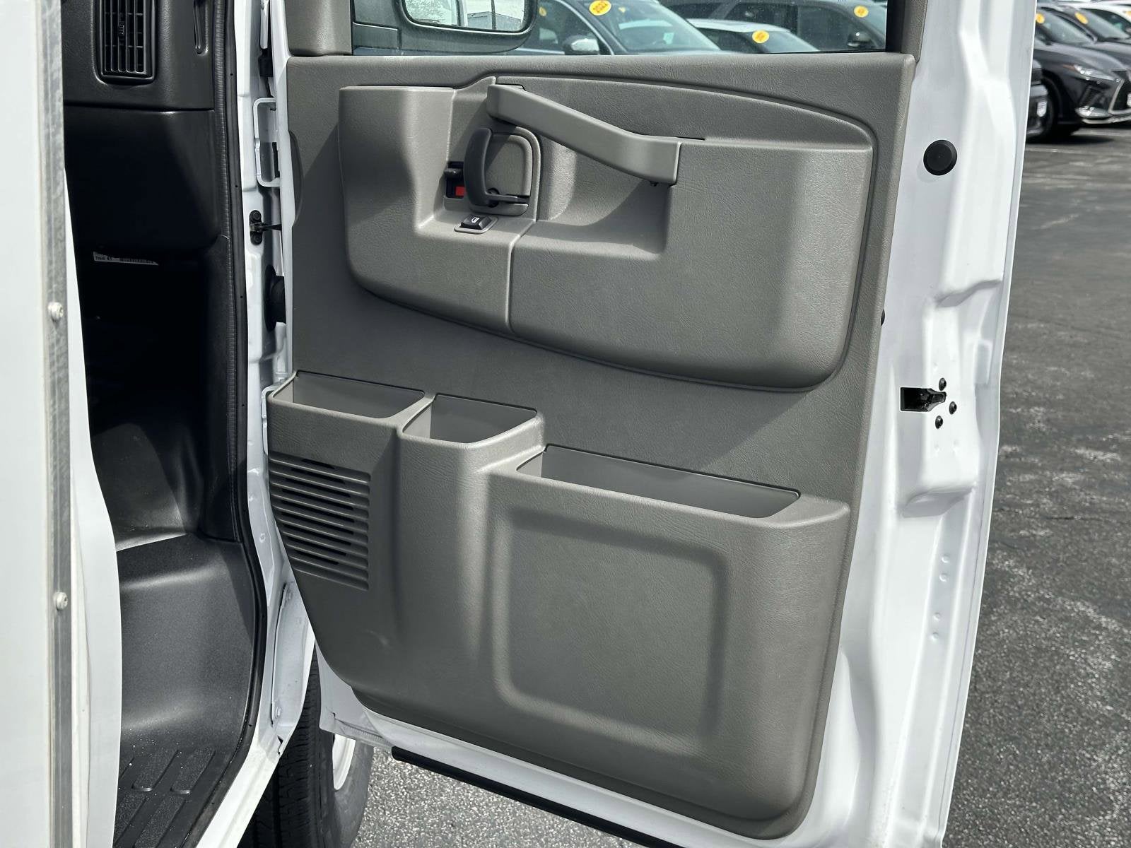 2024 Chevrolet Express Cutaway 3500 1WT