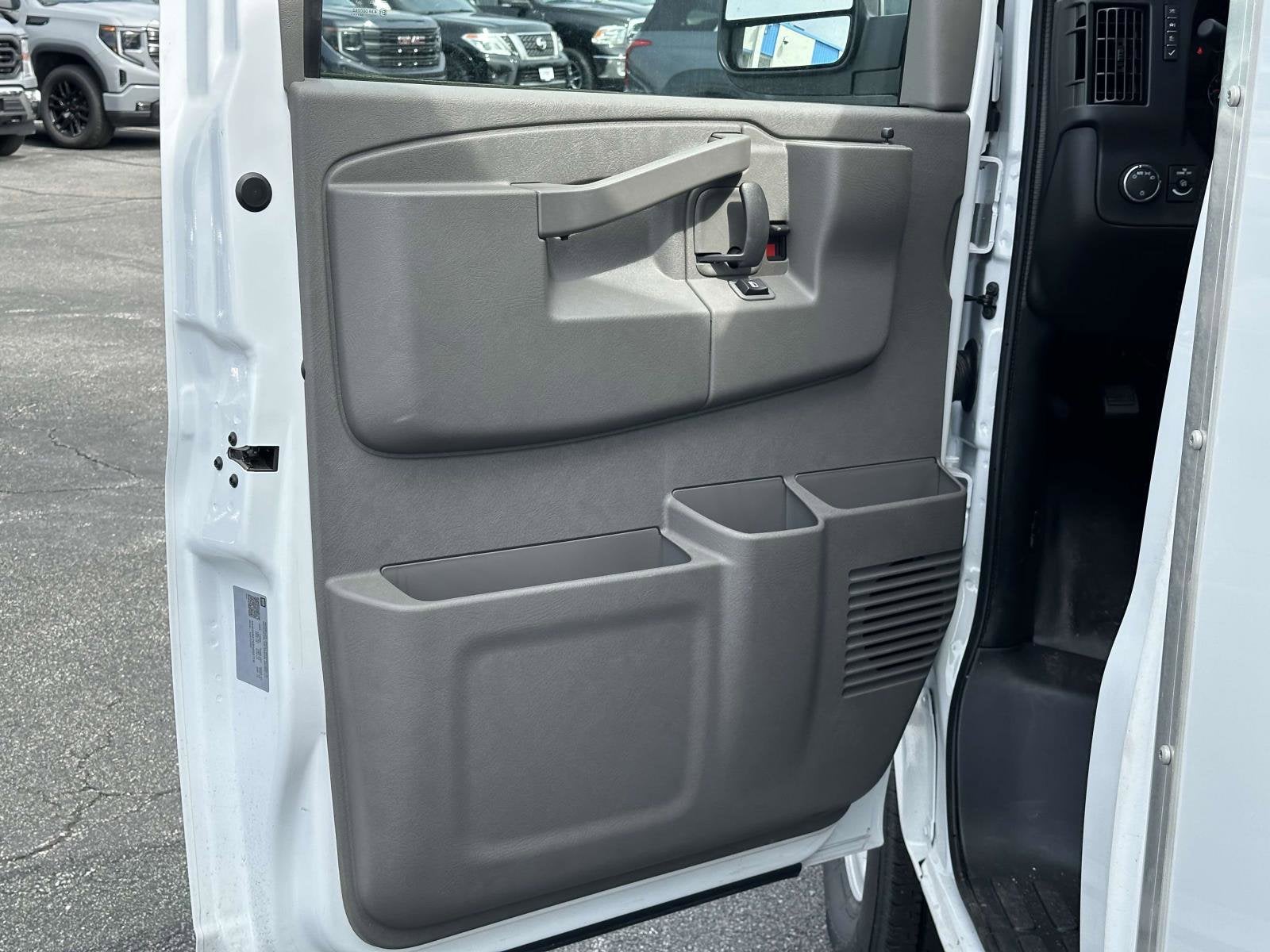 2024 Chevrolet Express Cutaway 3500 1WT