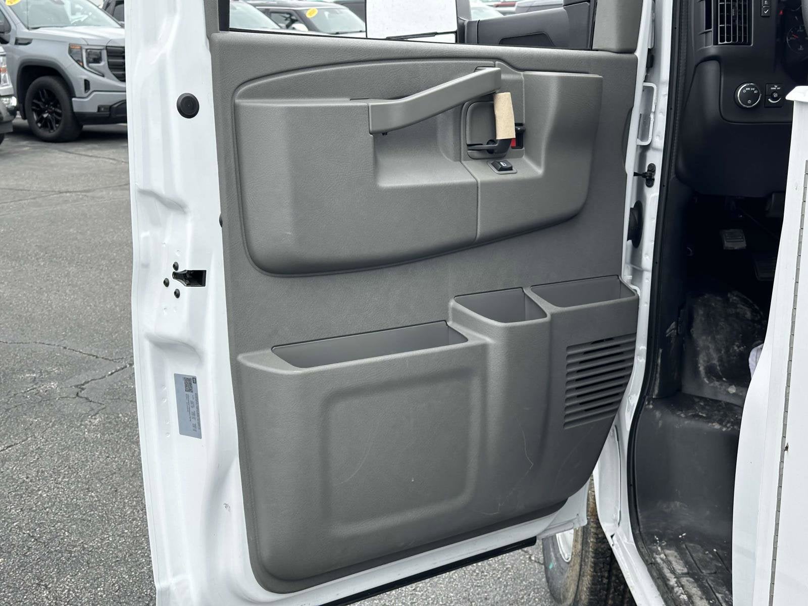 2024 Chevrolet Express Cutaway 3500 1WT