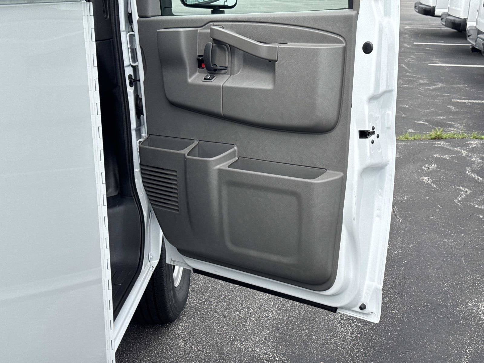2026 Chevrolet Express Cutaway 3500 1WT