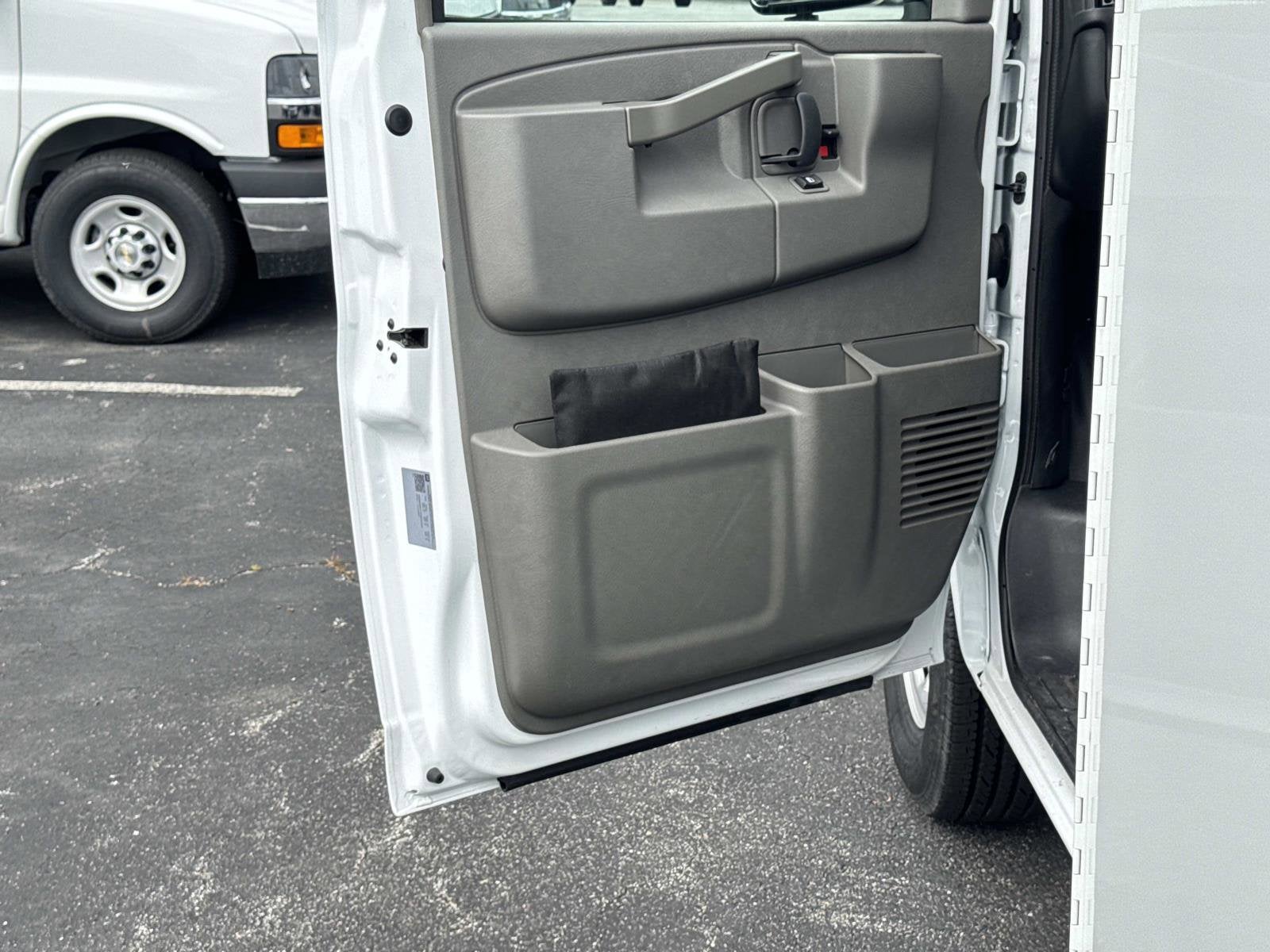 2026 Chevrolet Express Cutaway 3500 1WT