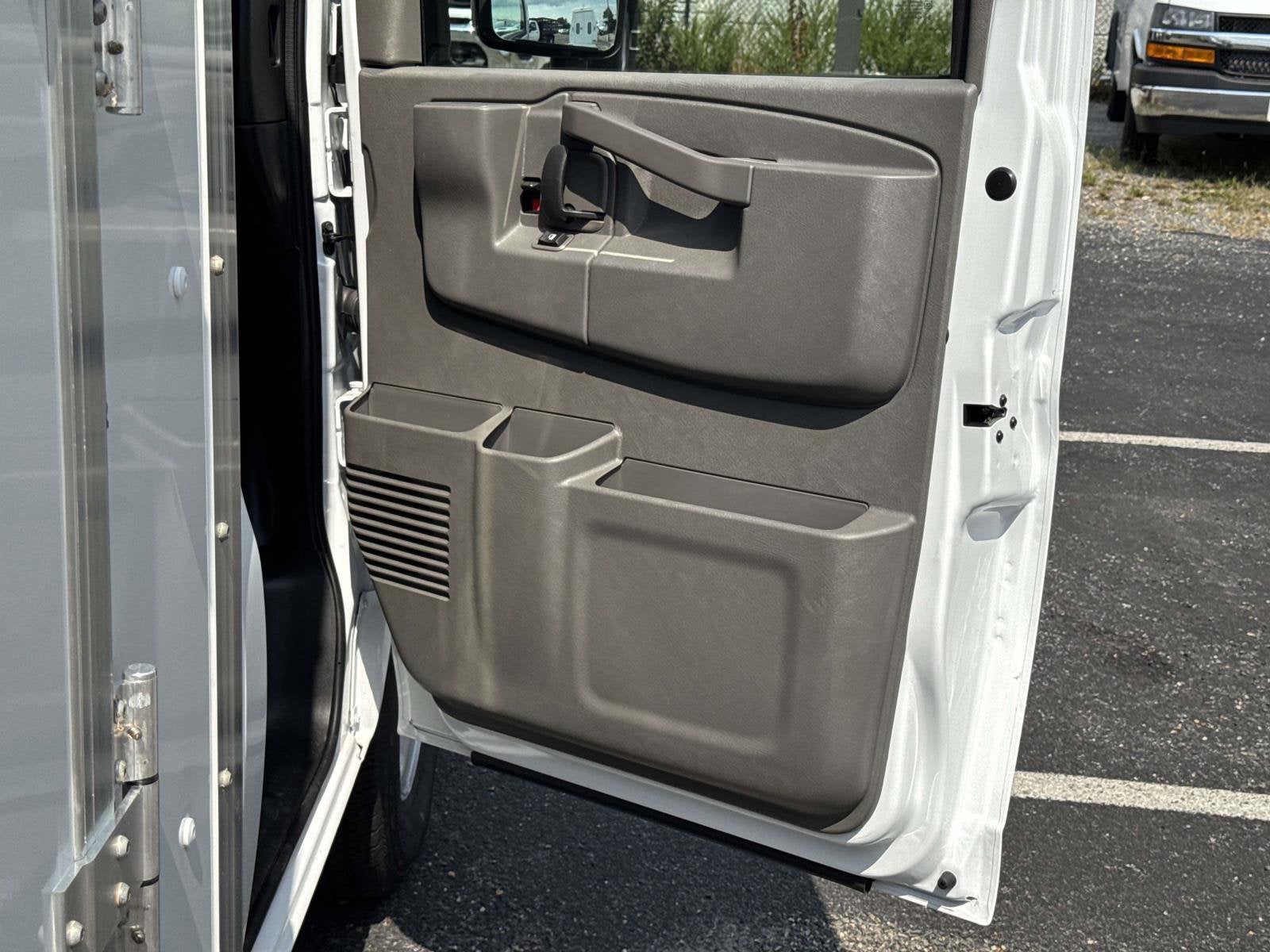 2025 Chevrolet Express Cutaway 3500 1WT