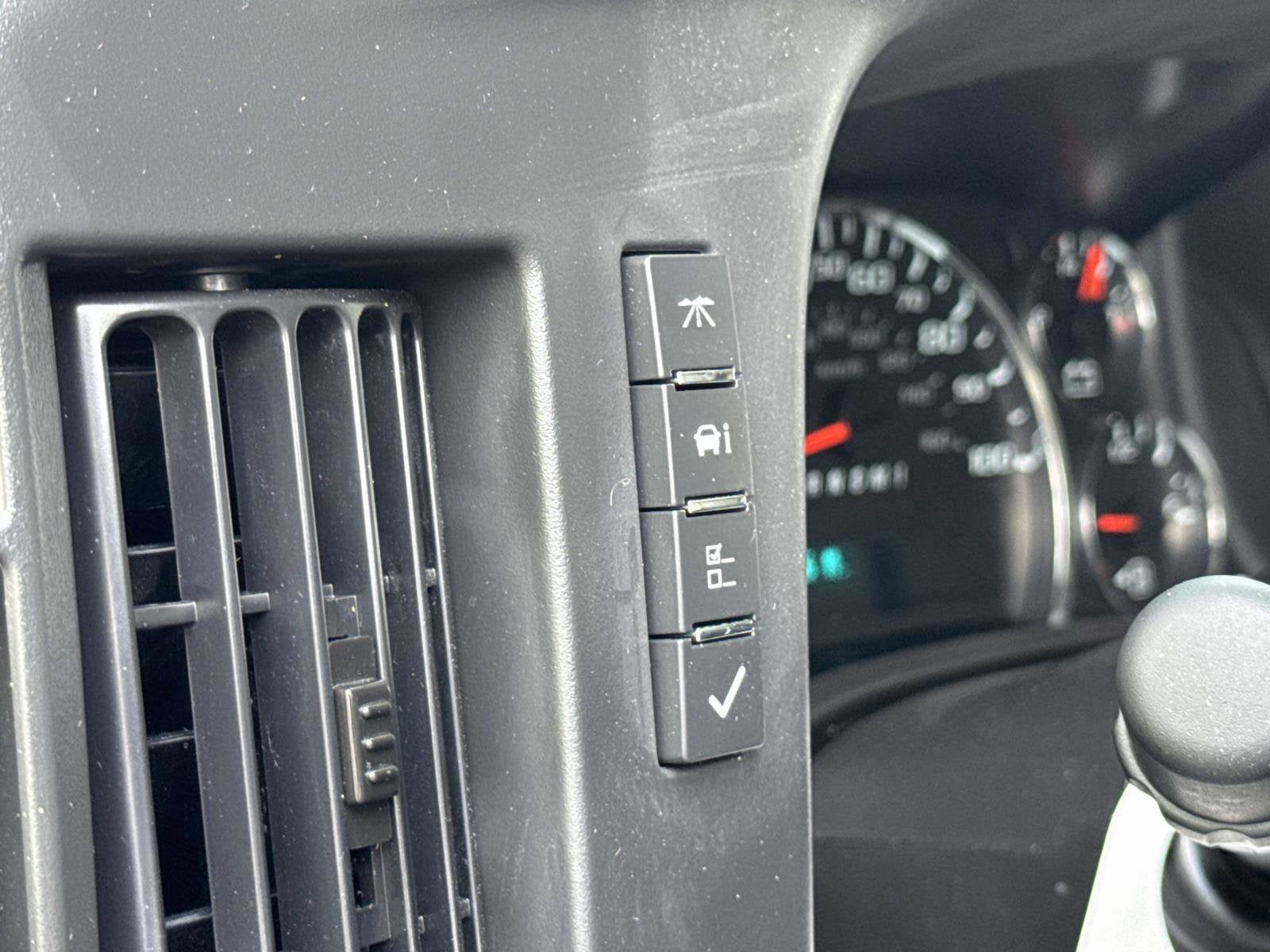 2025 Chevrolet Express Cutaway 3500 1WT