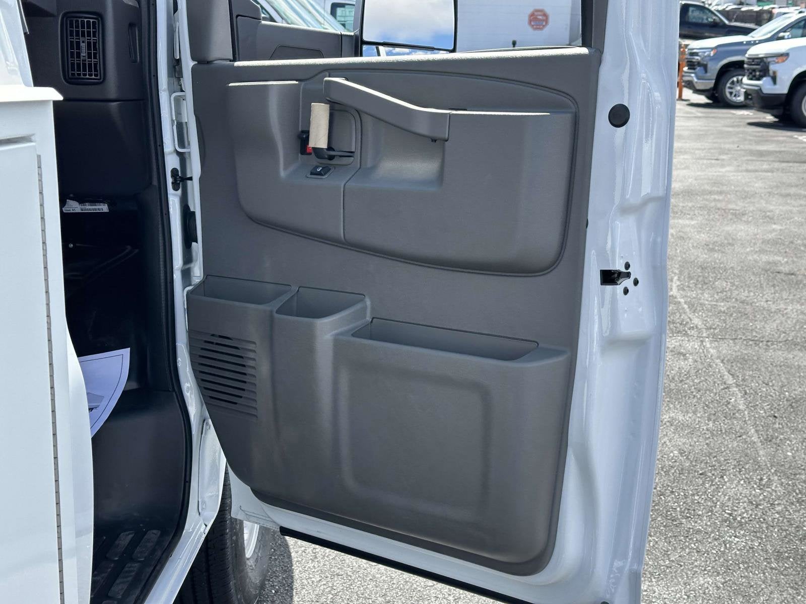 2024 Chevrolet Express Cutaway 3500 1WT