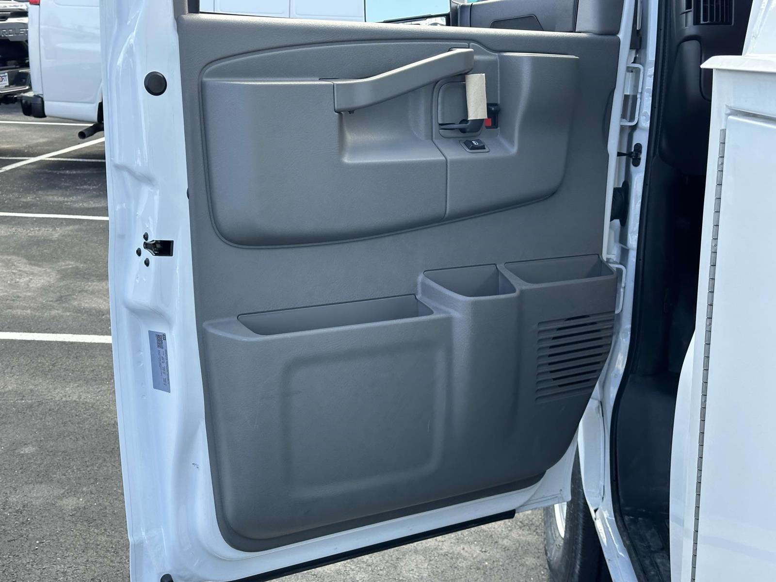 2024 Chevrolet Express Cutaway 3500 1WT