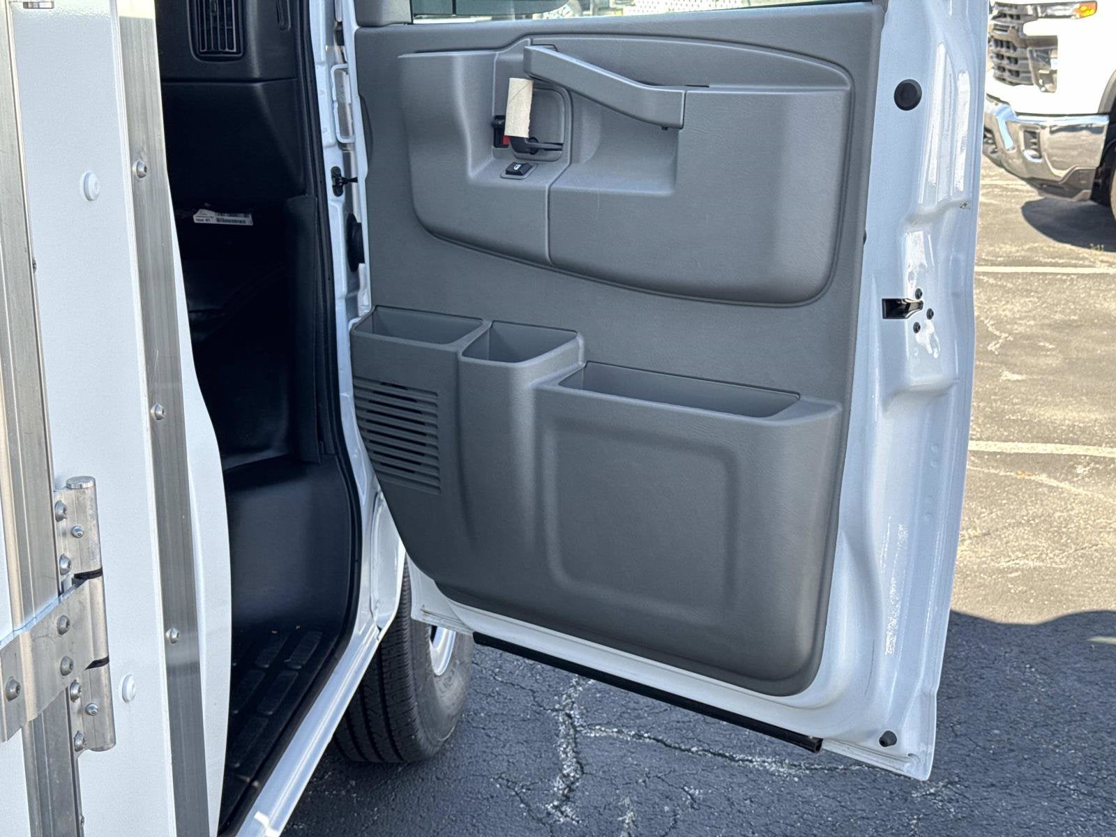 2026 Chevrolet Express Cutaway 3500 1WT
