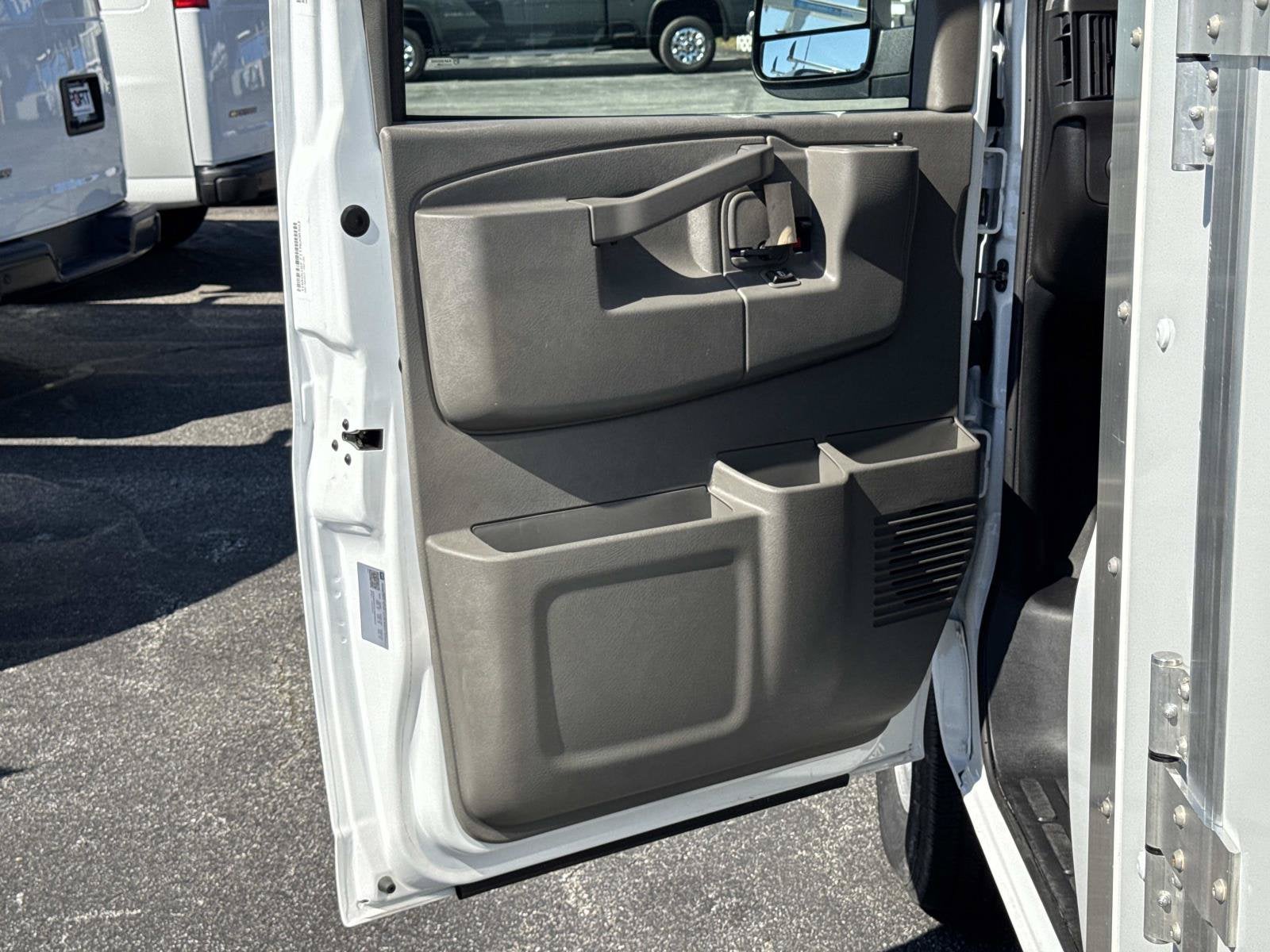 2026 Chevrolet Express Cutaway 3500 1WT