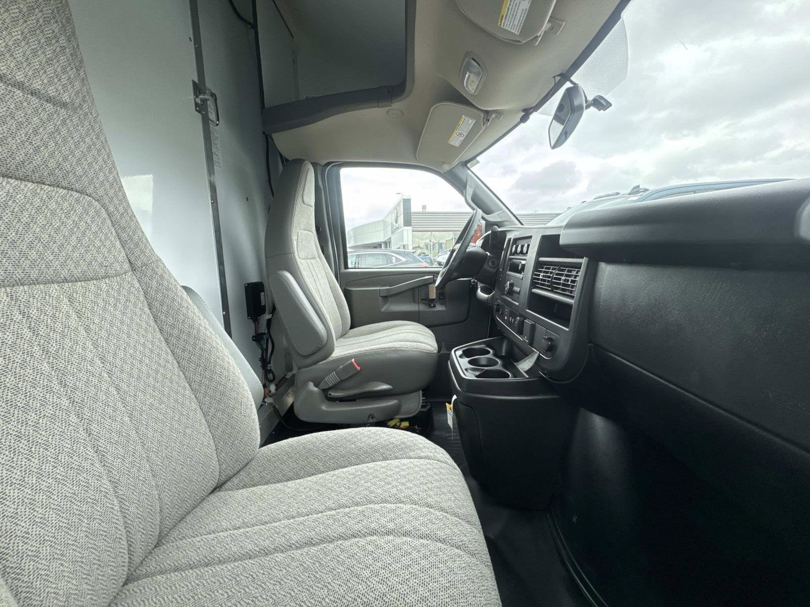 2025 Chevrolet Express Cutaway 3500 1WT