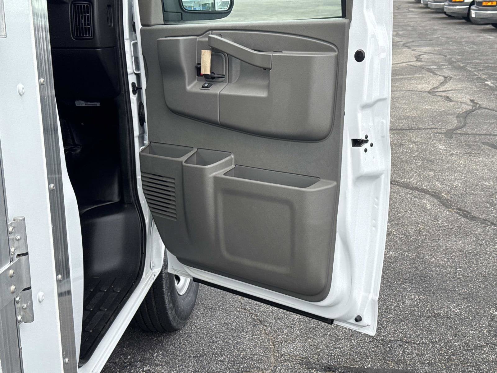 2026 Chevrolet Express Cutaway 3500 1WT
