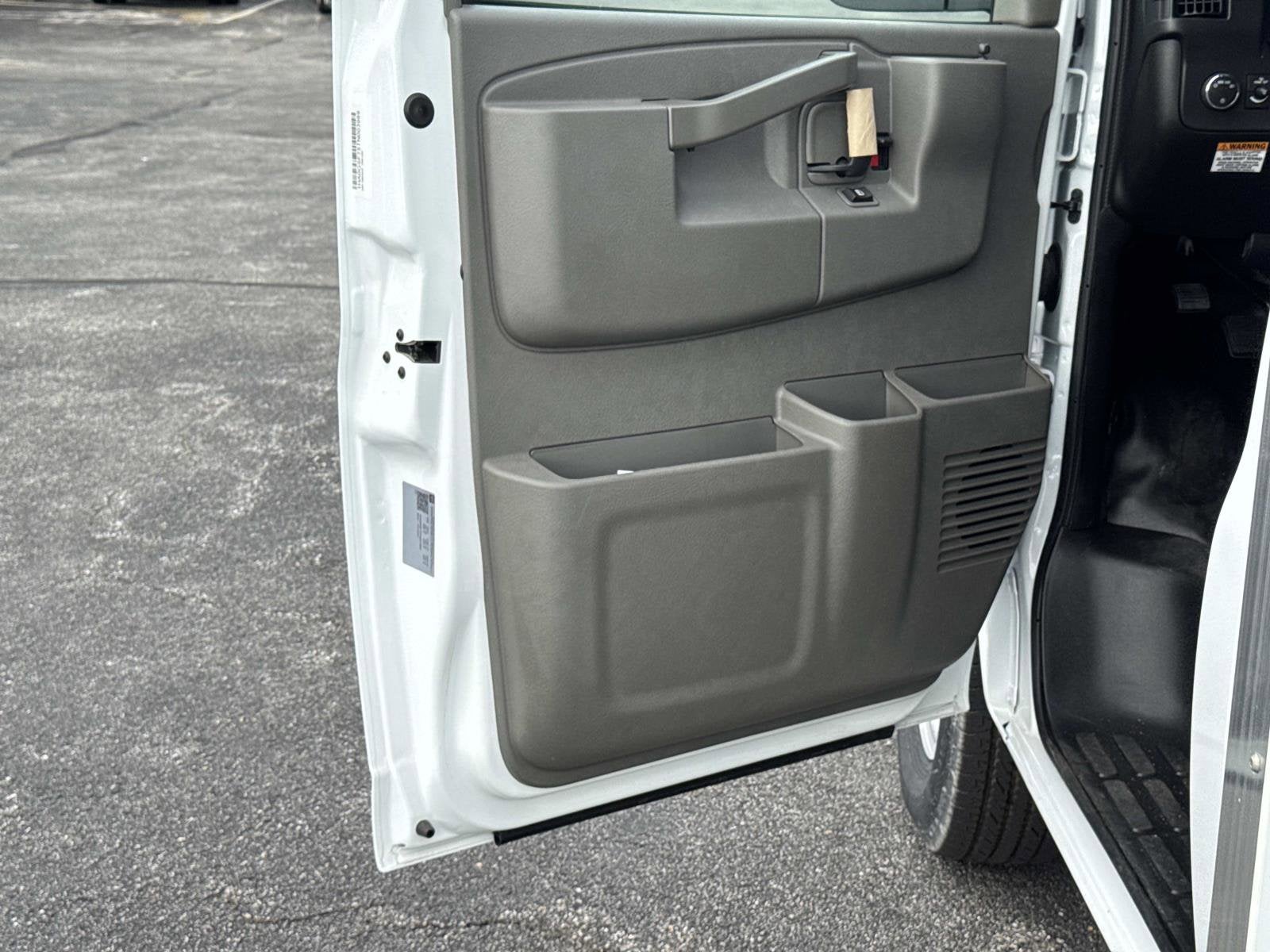 2026 Chevrolet Express Cutaway 3500 1WT