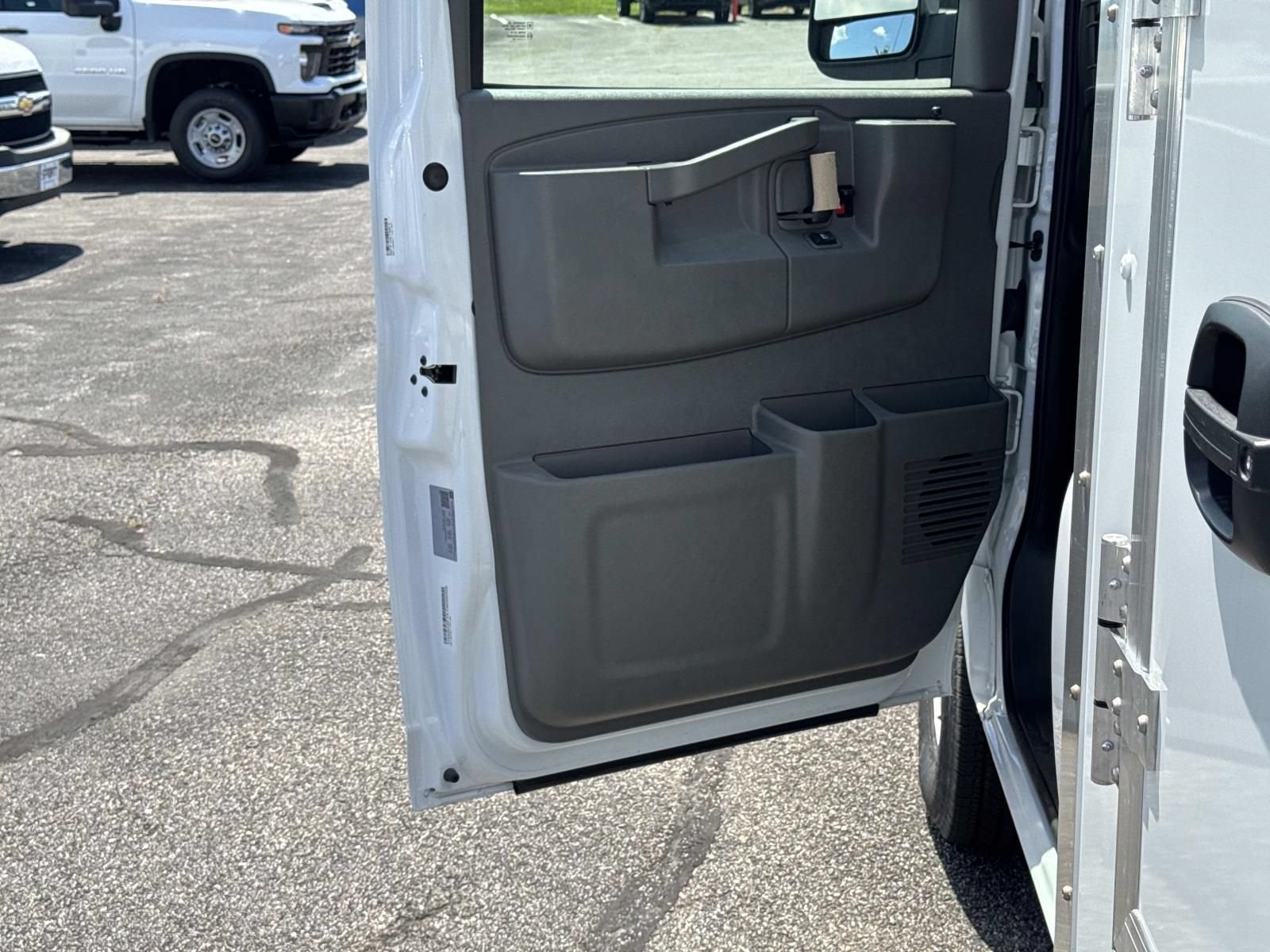 2026 Chevrolet Express Cutaway 3500 1WT