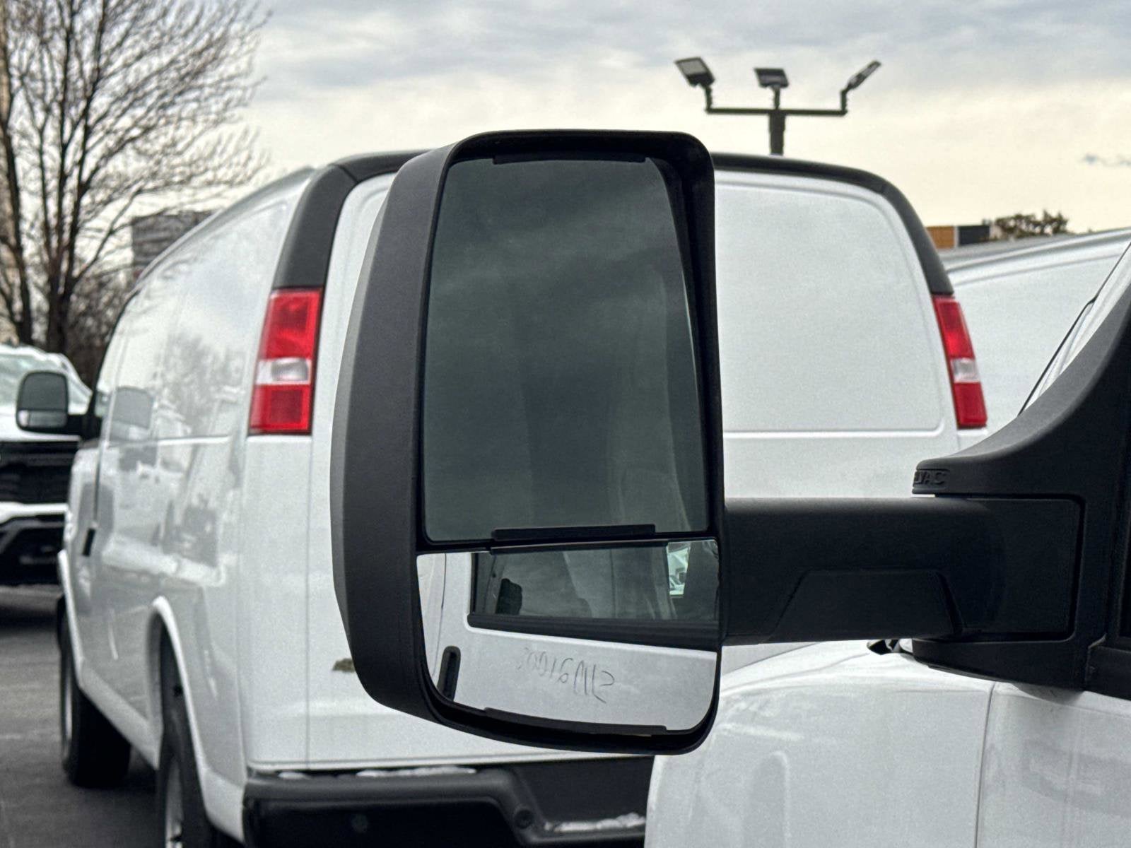 2025 Chevrolet Express Cutaway 3500 1WT