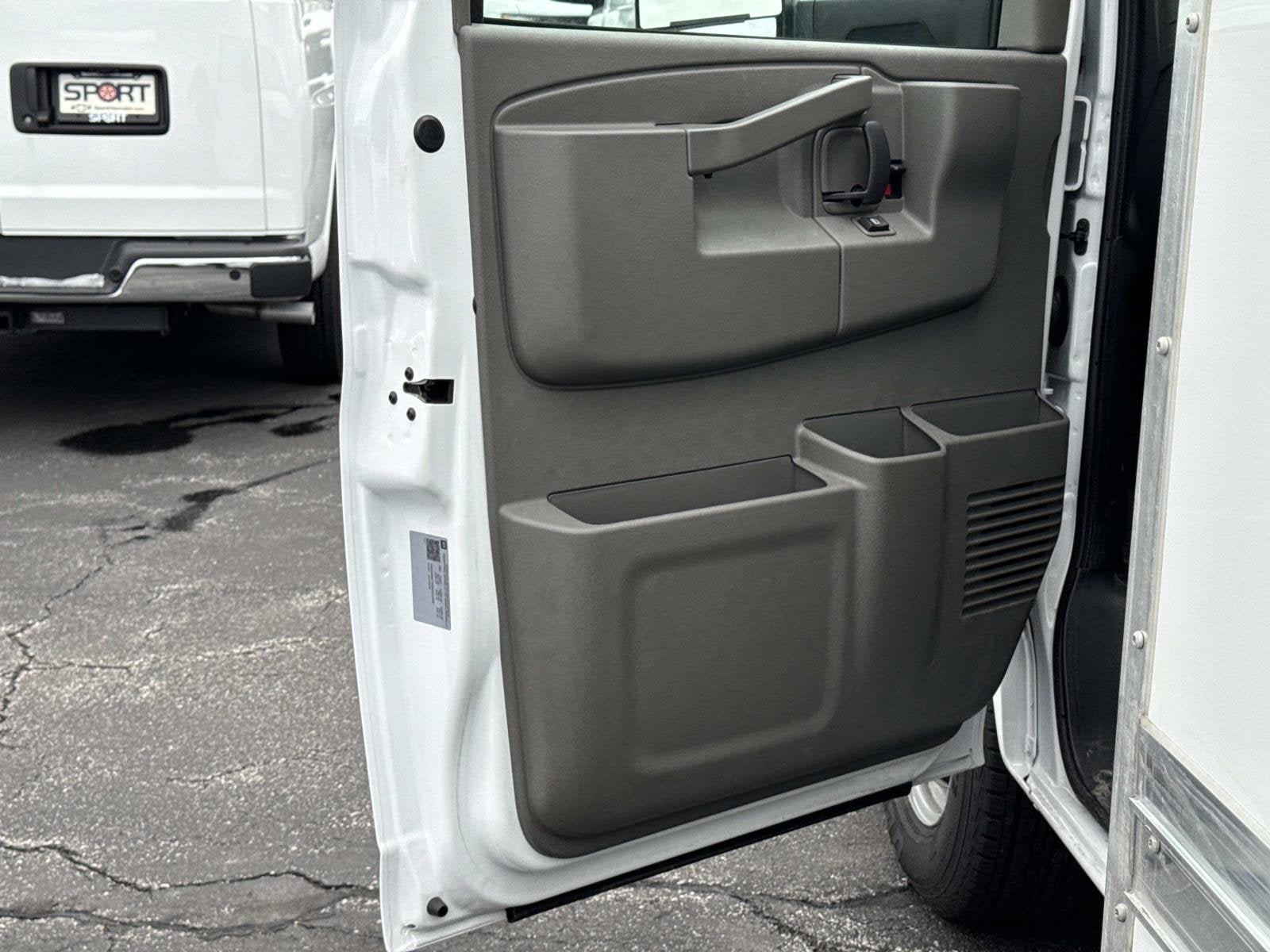 2025 Chevrolet Express Cutaway 3500 1WT