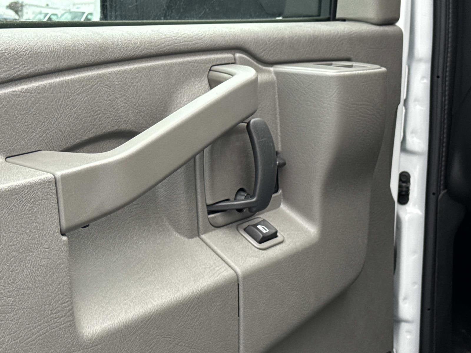 2025 Chevrolet Express Cutaway 3500 1WT