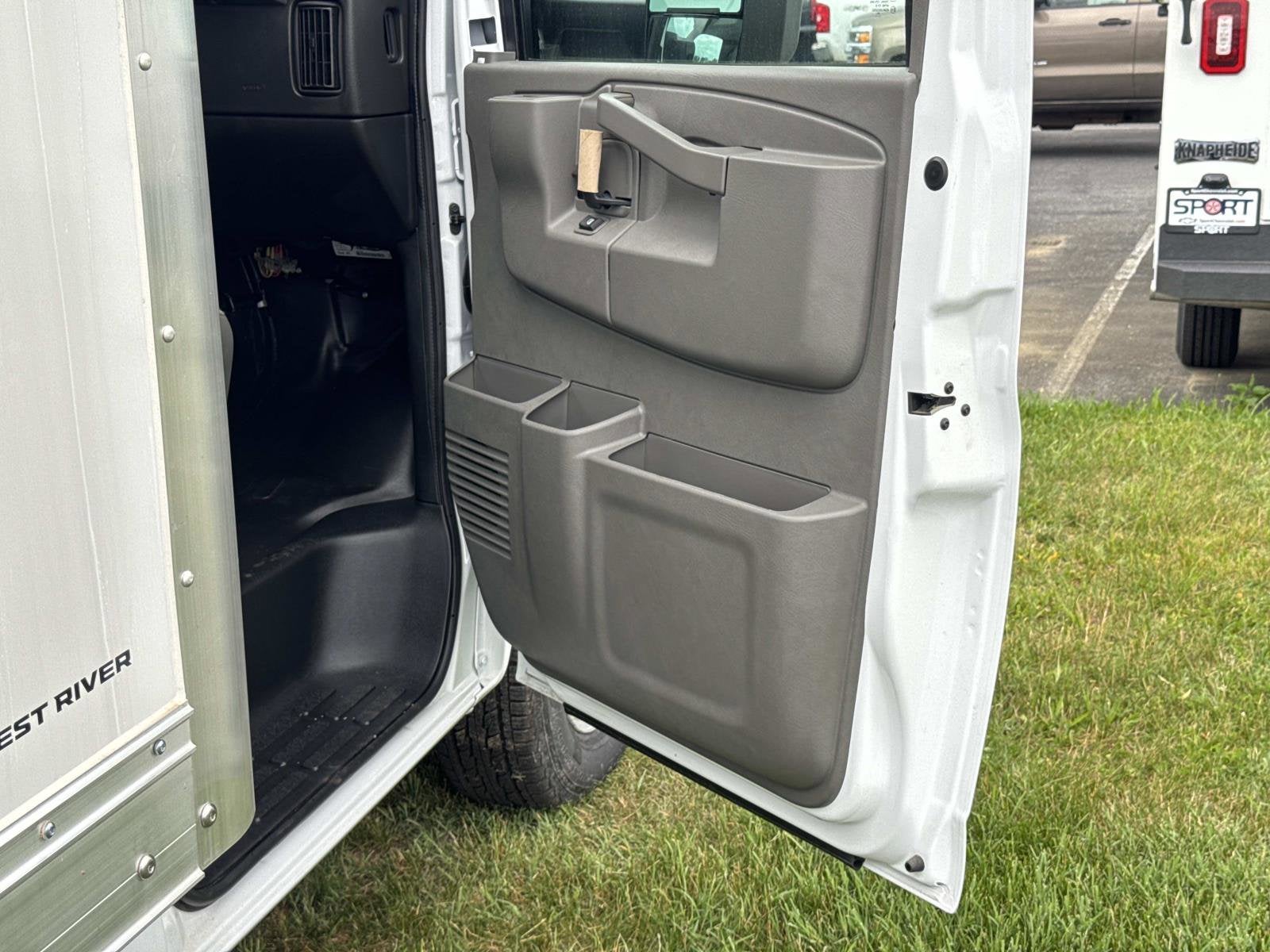 2026 Chevrolet Express Cutaway 3500 1WT